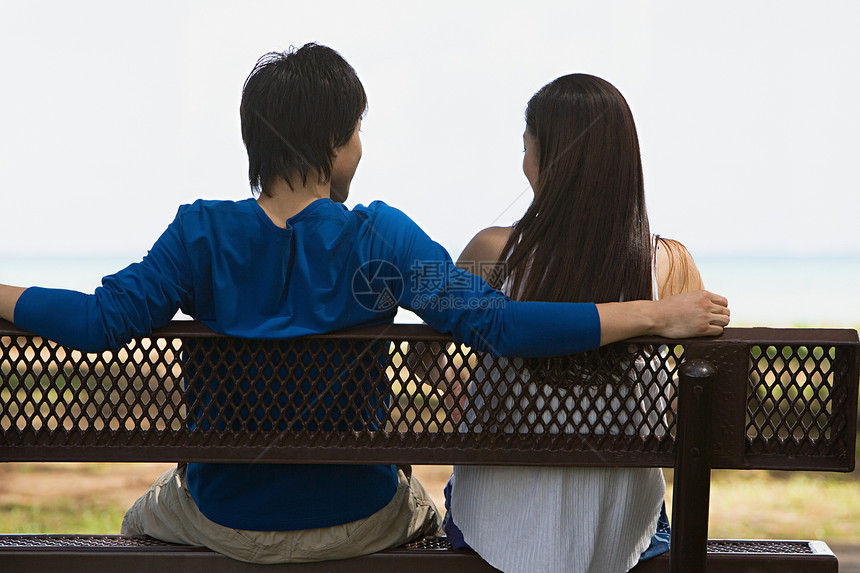 坐在板凳上的一对夫妇图片