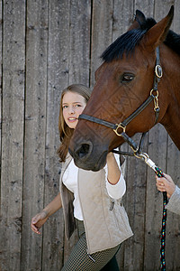 领导马匹的年轻妇女图片