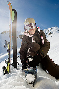 成熟的女滑雪者紧固靴图片