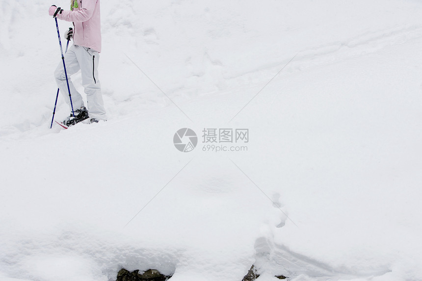 女在雪鞋中行走的低视线图片