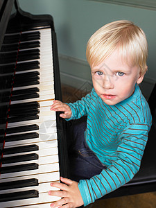 小男孩弹钢琴图片