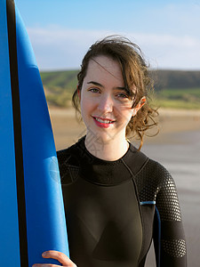 褐色女冲浪者的肖像背景图片