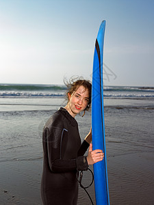 女冲浪者的肖像背景图片