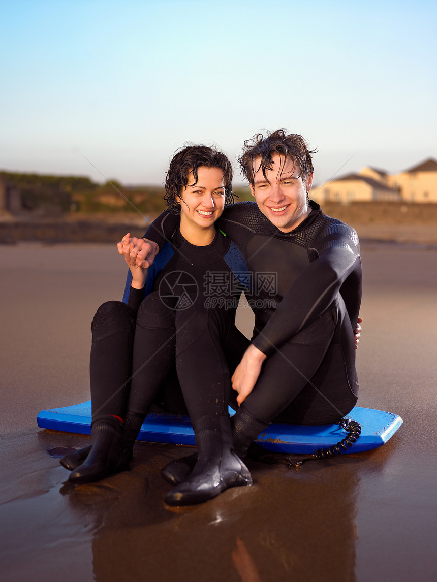 穿着湿衣服的夫妇坐在板上图片