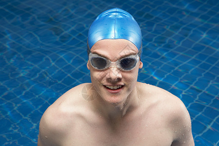 泳池里一个男游泳运动员的肖像图片