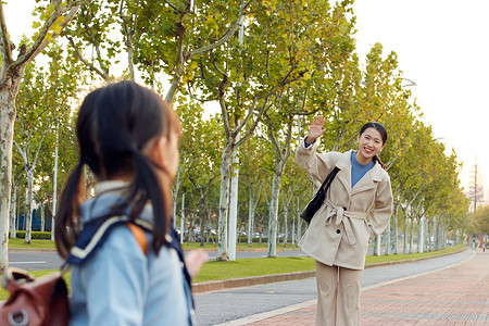 不说再见毛笔字妈妈与上学的女儿挥手说再见背景