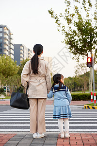 母女牵手过马路等待红灯背影高清图片