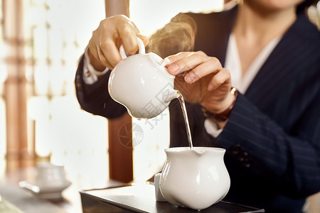 商务女性泡茶沏茶特写图片