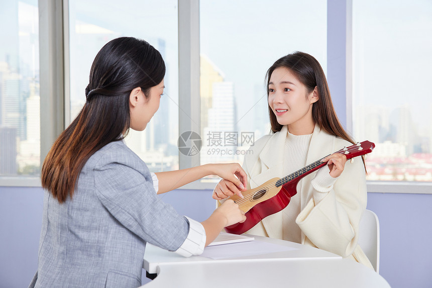 美女学生学习尤克里里图片