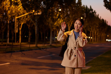 夜间马路年轻女性傍晚路边等待打电话形象背景