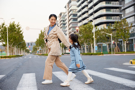 母女牵手过马路背景图片