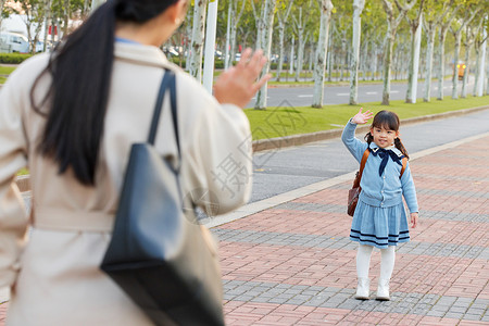 接送学生妈妈目送女儿上学背景