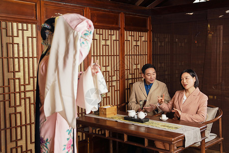 夫妻二人在茶楼里喝茶听戏京剧高清图片素材