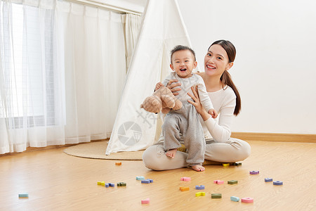 妈妈在家陪伴孩子玩耍图片