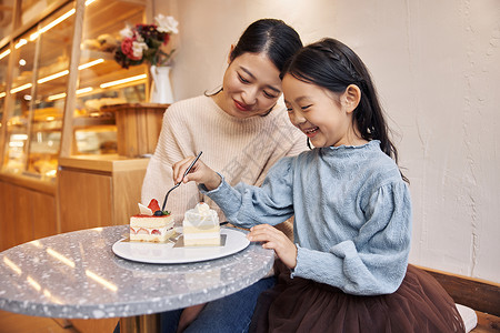 温馨甜品店母亲跟女儿在甜品店吃蛋糕背景