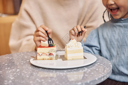 蛋糕店优惠券母亲跟女儿吃蛋糕甜品背景