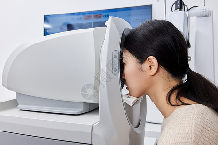 年轻女性在验光机器前检查视力图片