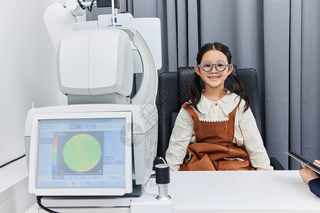 小女孩在专业验光机器前检查视力图片