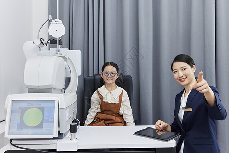 专业机构验光师为小女孩检查视力图片