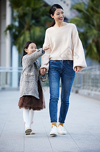 母女逛街走在马路上图片