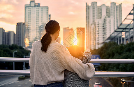 夕阳下母女站在天桥上背影高清图片