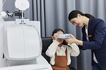 保护视力验光师在帮小女孩检查视力验光背景