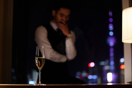 成功商务男士身影和香槟酒杯图片