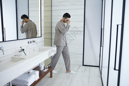 早起浴室洗漱的成熟男性图片