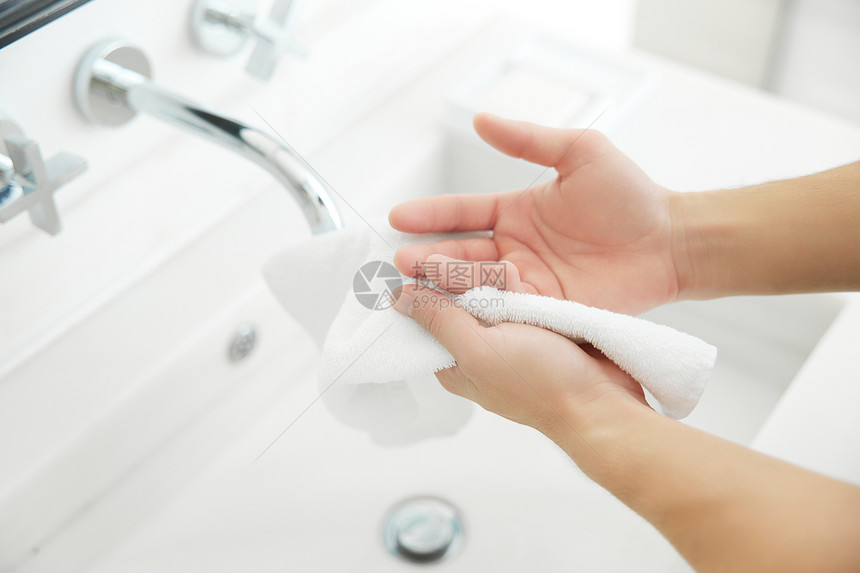 洗手使用毛巾擦手特写图片