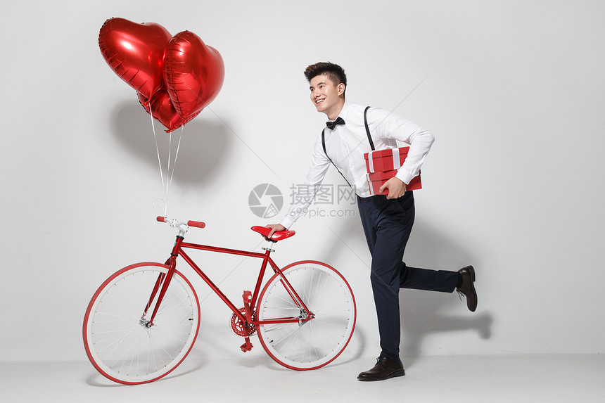 青年男人推着自行车跑图片
