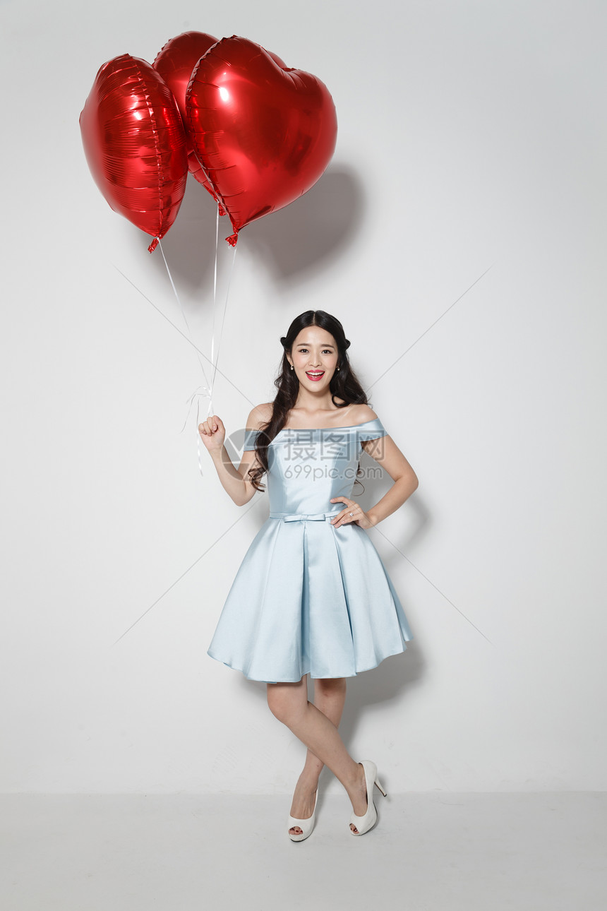 青年女人拿着心形气球图片