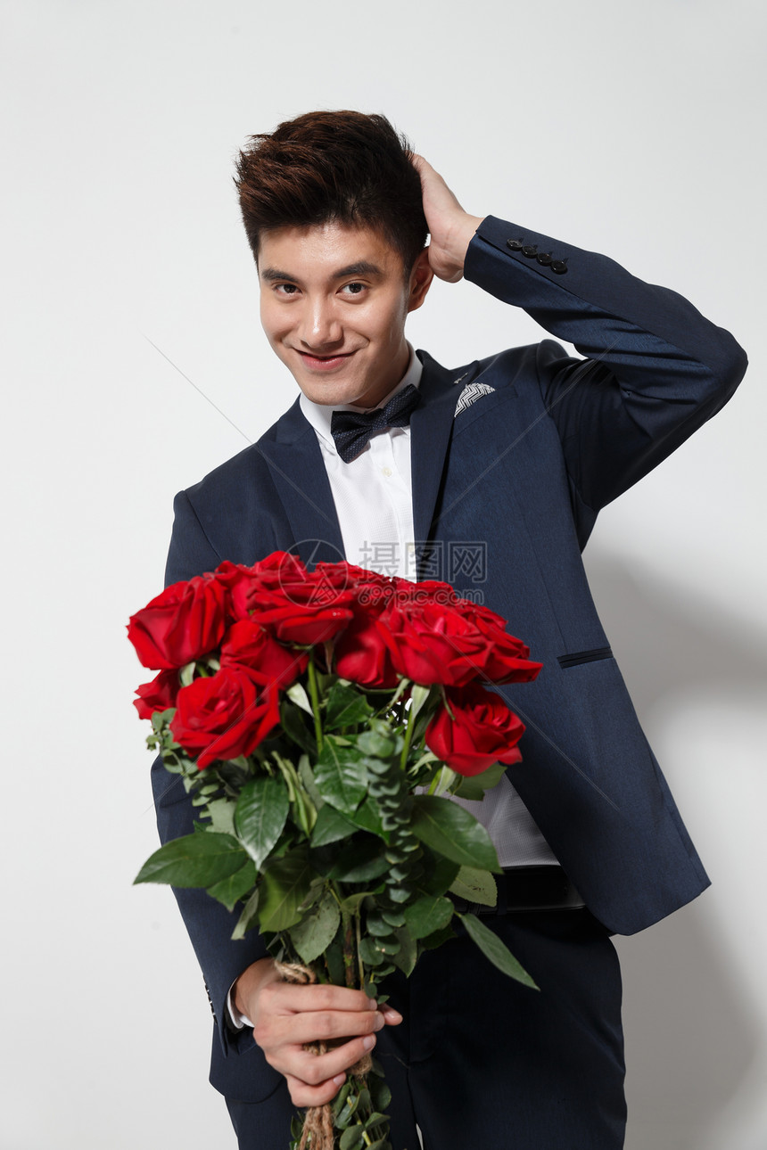 青年男人拿着玫瑰花图片