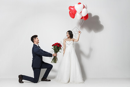 心形气球求婚的浪漫情侣图片