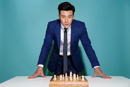 商务男人下象棋图片