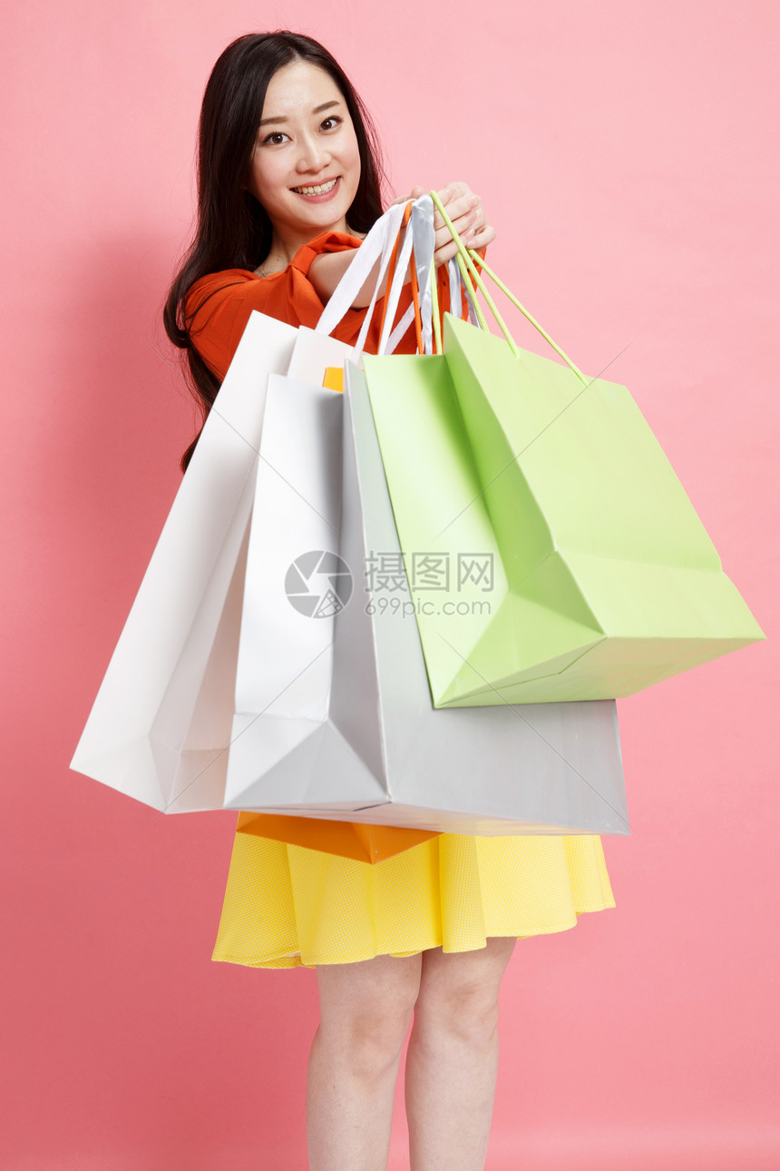时尚年轻女人拿着购物袋图片