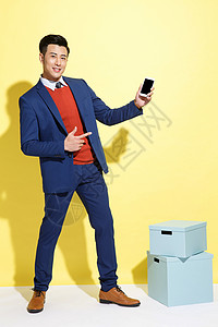 手机包装盒彩色背景下的快乐上班族背景
