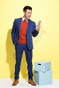 手机包装盒彩色背景下的快乐上班族背景