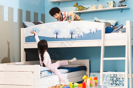 两个孩子在上下铺床上玩耍可爱的高清图片素材