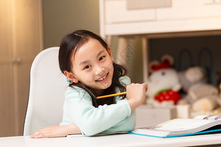 小学生家庭生活儿童小女孩在学习高清图片