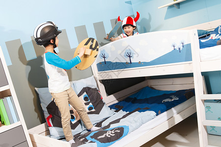卡通男生登山图周末两个孩子在上下铺床上玩耍背景