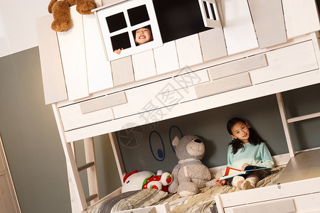 可爱的小女孩在卧室玩耍中国高清图片素材