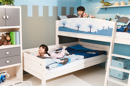 卡通男生登山图两个孩子在上下铺床上玩耍背景