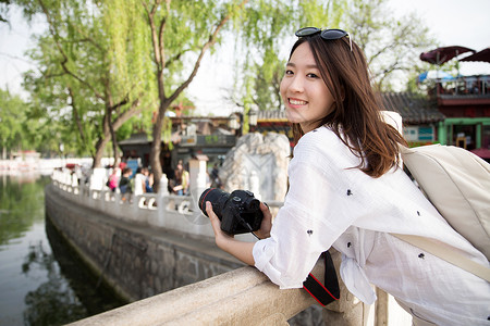 传统相机拿着相机旅游的女孩背景