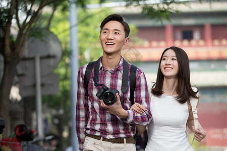 青年情侣旅行图片