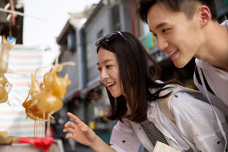 情侣街边看糖人图片