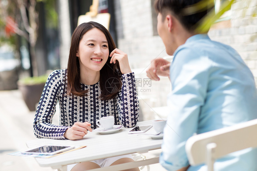 青年情侣坐在咖啡馆里图片