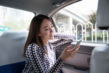科技微信素材青年女孩在车里看手机背景