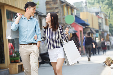 购物袋青年情侣逛街购物商店高清图片素材