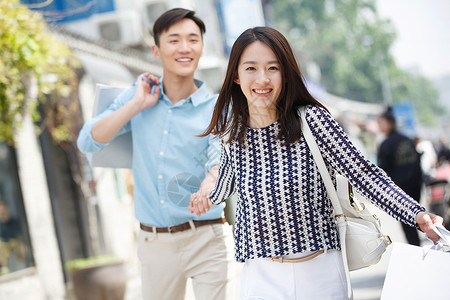 步行青年情侣逛街购物中国文化高清图片素材