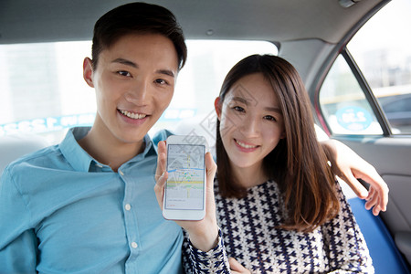 全球欢乐购青年情侣在车内拿着手机导航背景